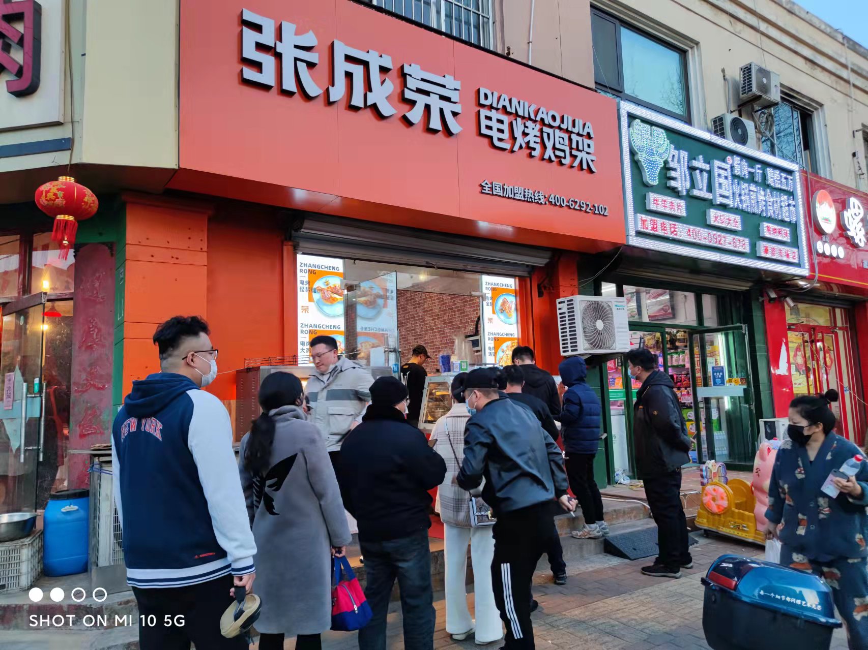 張成榮電烤雞架告訴你餐飲加盟有哪些優(yōu)勢(shì)？