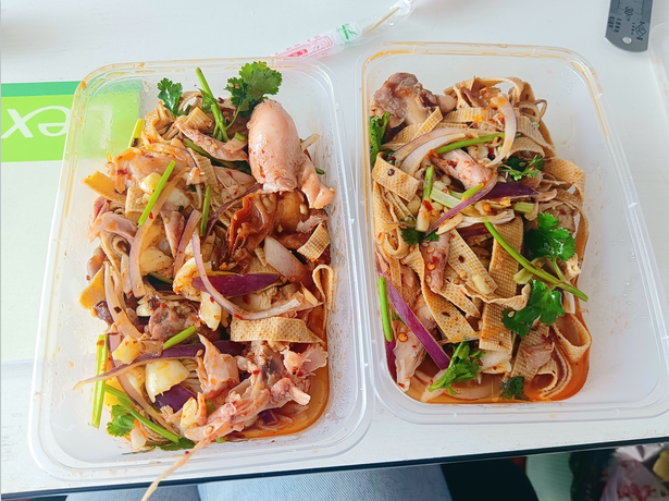 有滋有味的張成榮麻辣拌雞架，是獨(dú)當(dāng)一面的消夏美食