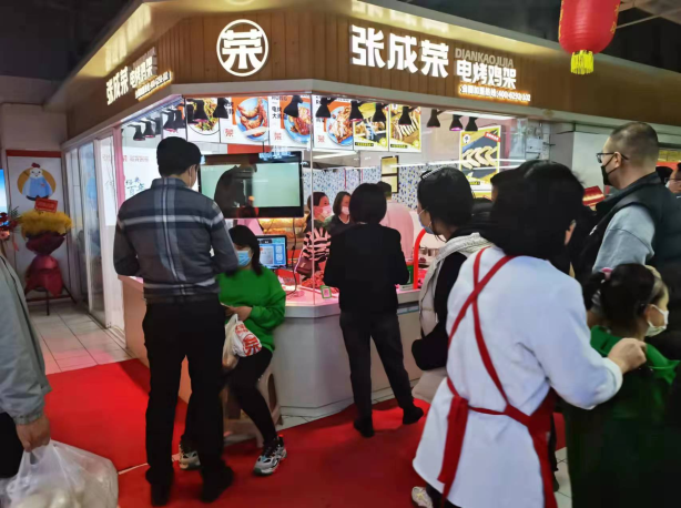 張成榮電烤雞架15平米小店，盈利能力非常強