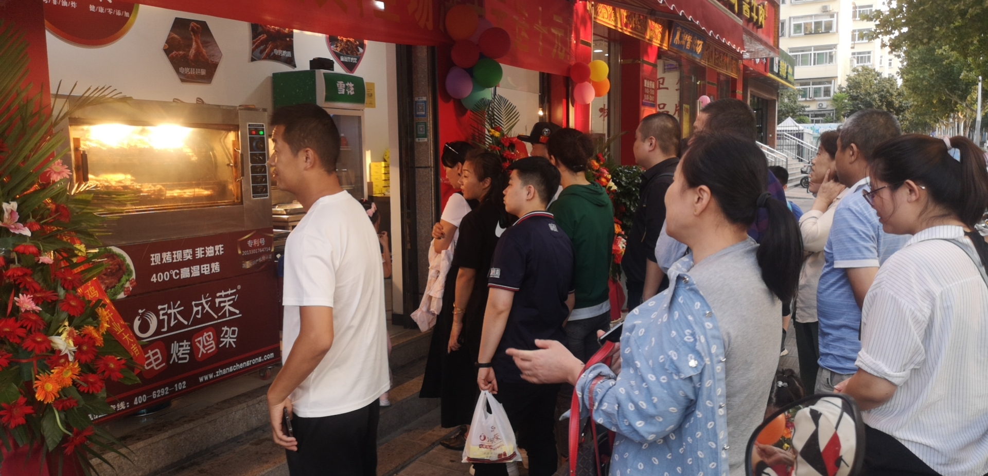 經(jīng)營特色小吃加盟店鞏固好現(xiàn)有的客源尤為重要