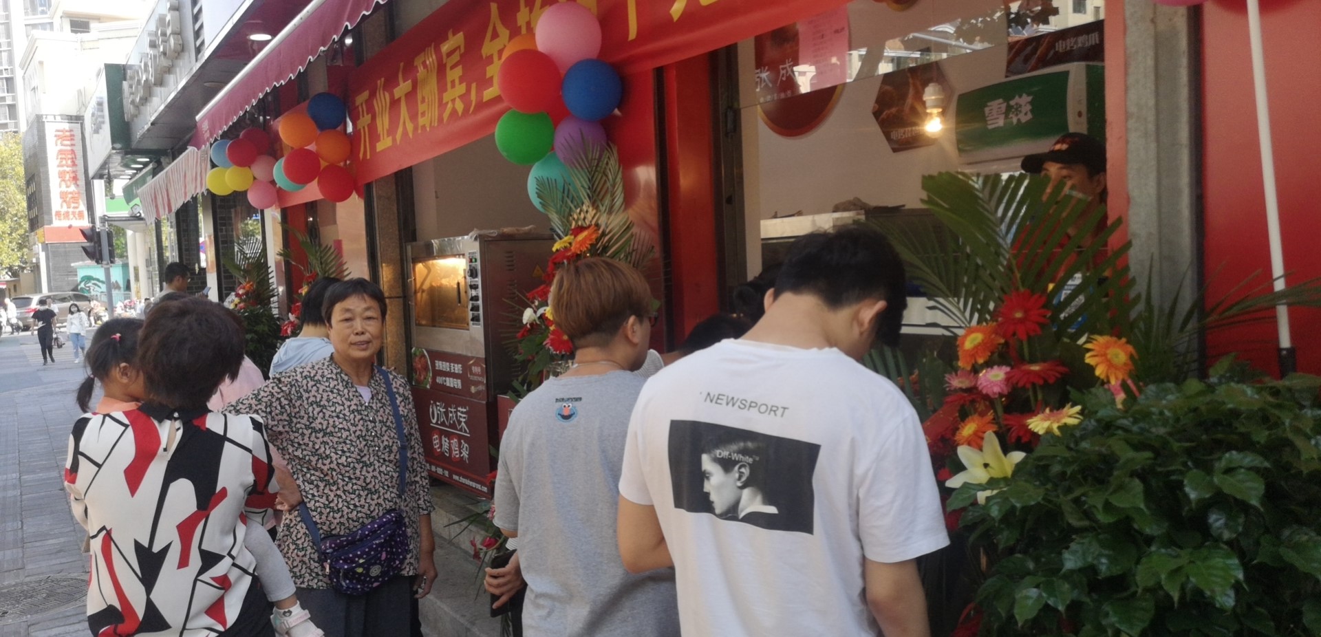 特色小吃店哪家值得投資？張成榮電烤雞架萬元投資輕松回本！