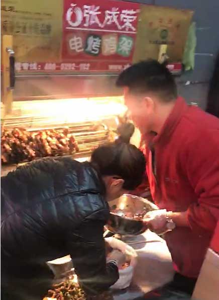 【賀】安徽亳州張成榮電烤雞架加盟店又一家，開業(yè)當天財運滾滾！