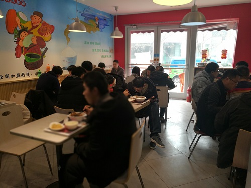張成榮烤雞架兄弟產(chǎn)業(yè)香辣雞架飯青島延吉路店今日盛大開業(yè)啦！