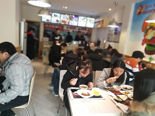 張成榮烤雞架兄弟產(chǎn)業(yè)香辣雞架飯青島延吉路店今日盛大開業(yè)啦！