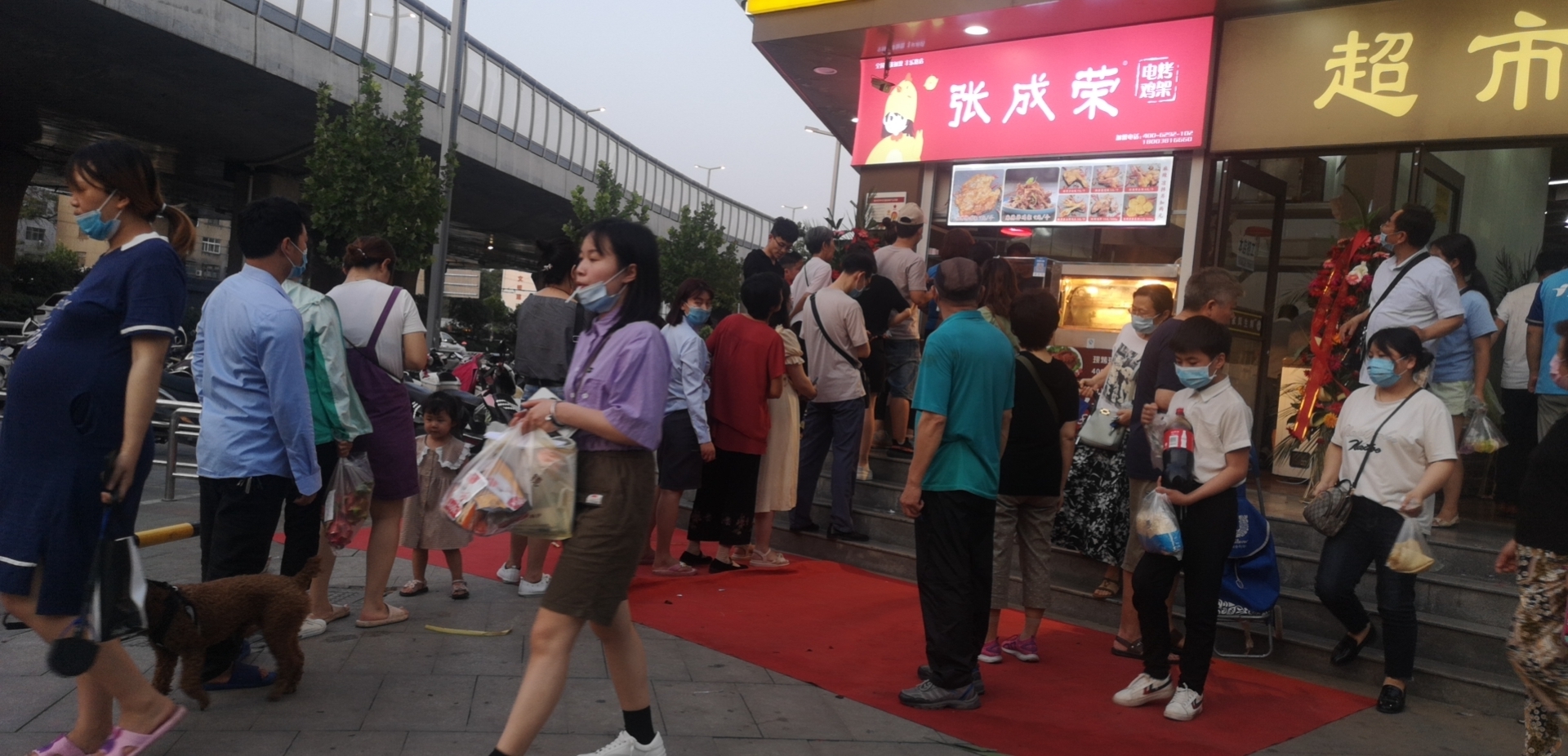 張成榮電烤雞架門店排隊購買，生意火爆！