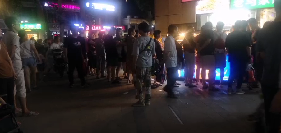 張成榮電烤雞架西安海藍(lán)城店火爆開業(yè)