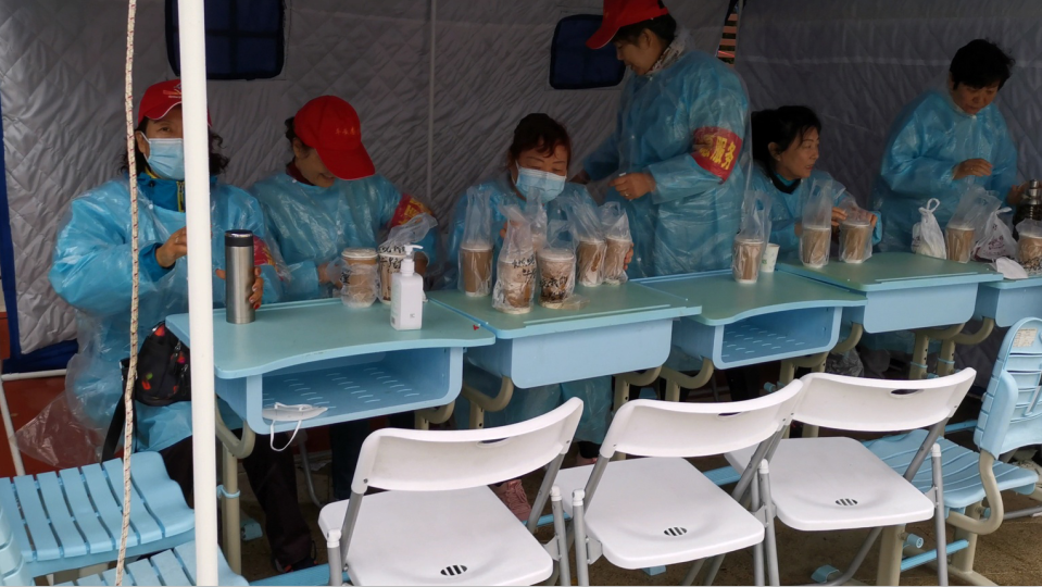 泉源順食品公司給抗疫志愿服務者送溫暖活動