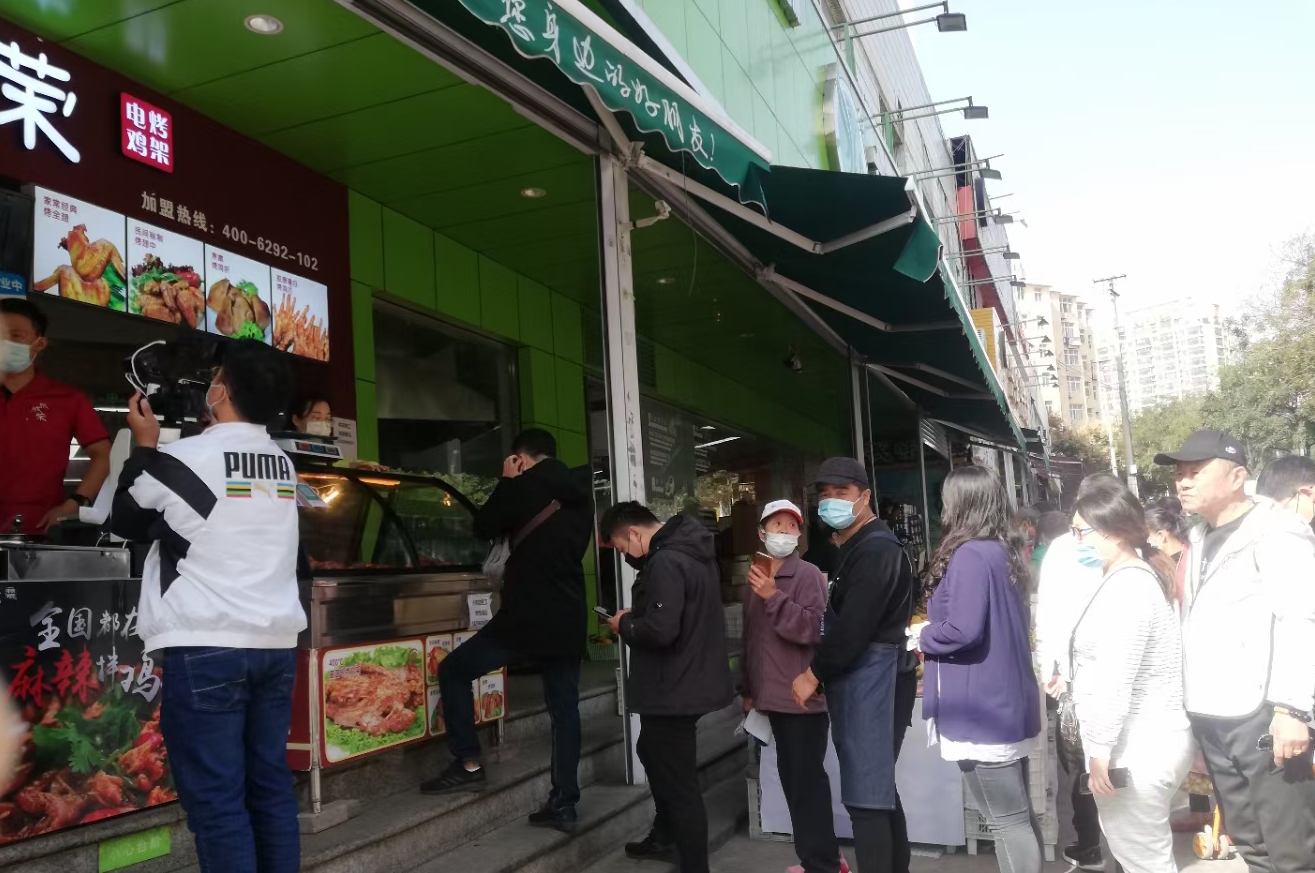 山東電視臺(tái)齊魯頻道生活大調(diào)查欄目走進(jìn)張成榮電烤雞架