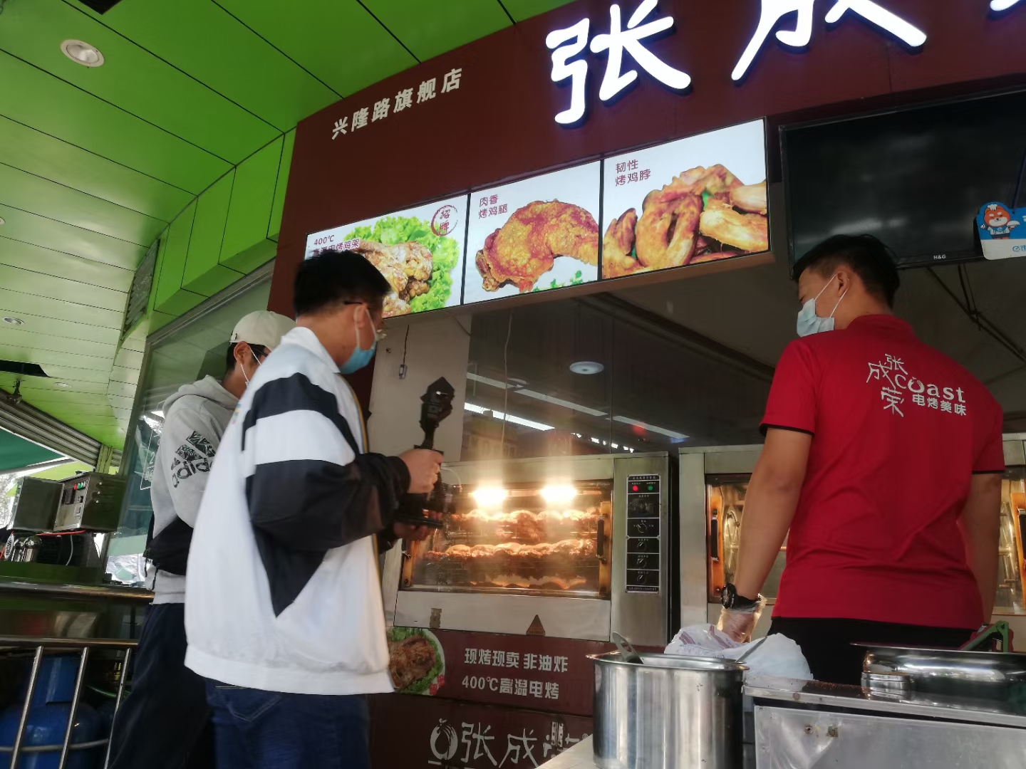 山東電視臺(tái)齊魯頻道生活大調(diào)查欄目走進(jìn)張成榮電烤雞架