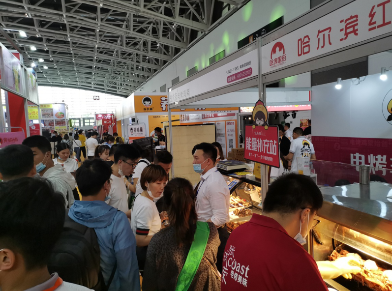 前來(lái)參觀試吃的意向客戶