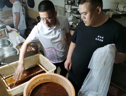 楊總指導加盟商調(diào)料配比標準