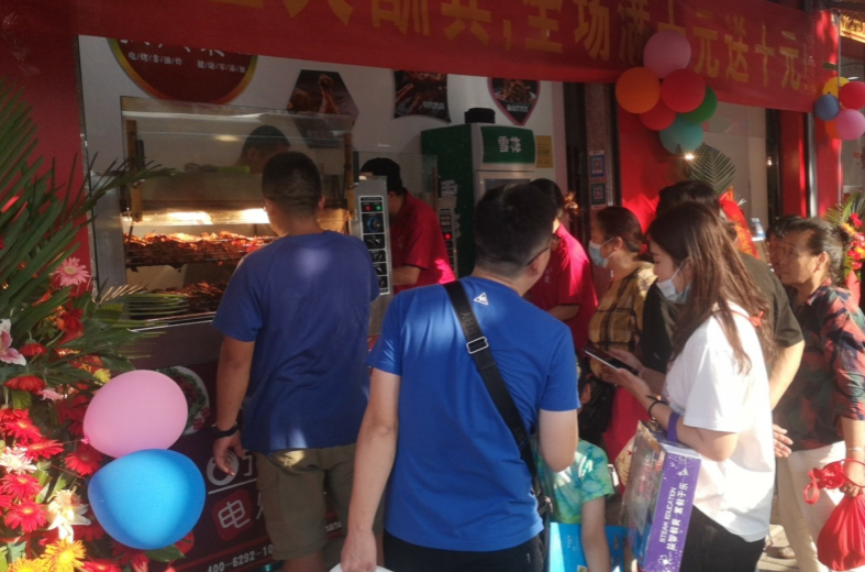 麻辣鐵板雞架加盟品牌_張成榮品牌行業(yè)信譽(yù)好