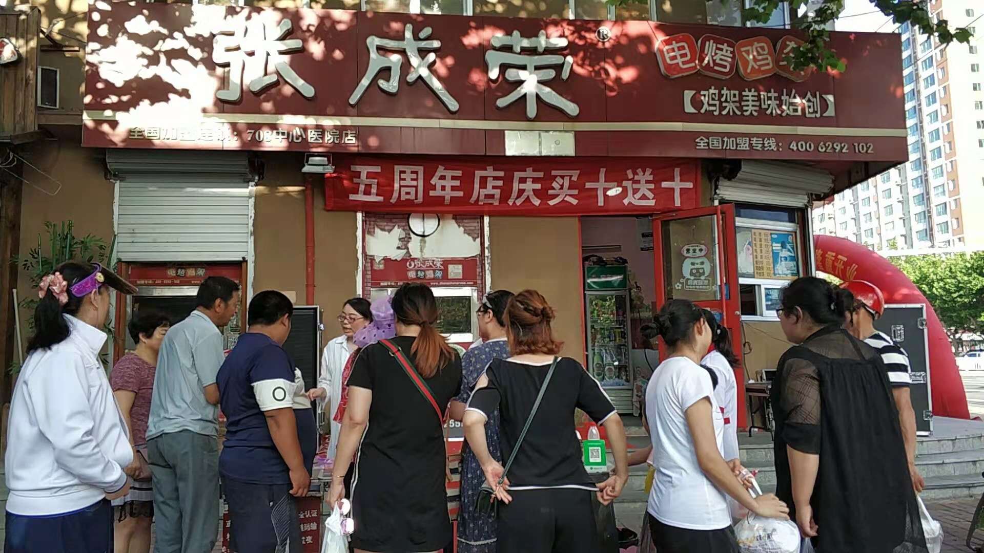 張成榮電烤雞架迅速占領(lǐng)市場(chǎng)，口碑營(yíng)銷(xiāo)環(huán)環(huán)相扣