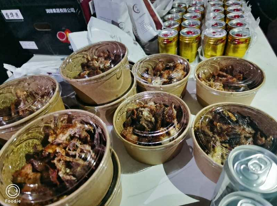 街頭熱賣(mài)的電烤雞架，香味誘人排隊(duì)購(gòu)買(mǎi)！