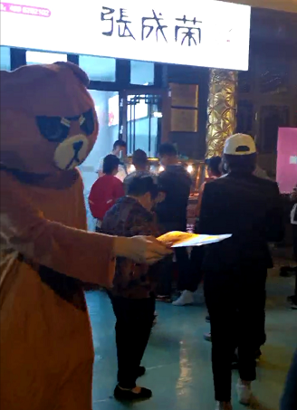張成榮電烤雞架新疆店面今日開業(yè)！