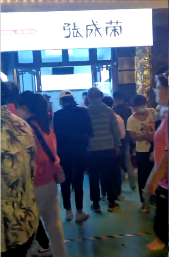 張成榮電烤雞架新疆店面今日開業(yè)！