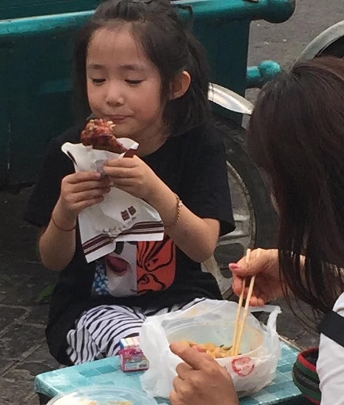 大街小巷火爆的電烤雞架美食，孩子們都喜歡吃