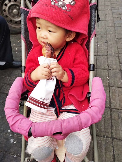 大街小巷火爆的電烤雞架美食，孩子們都喜歡吃