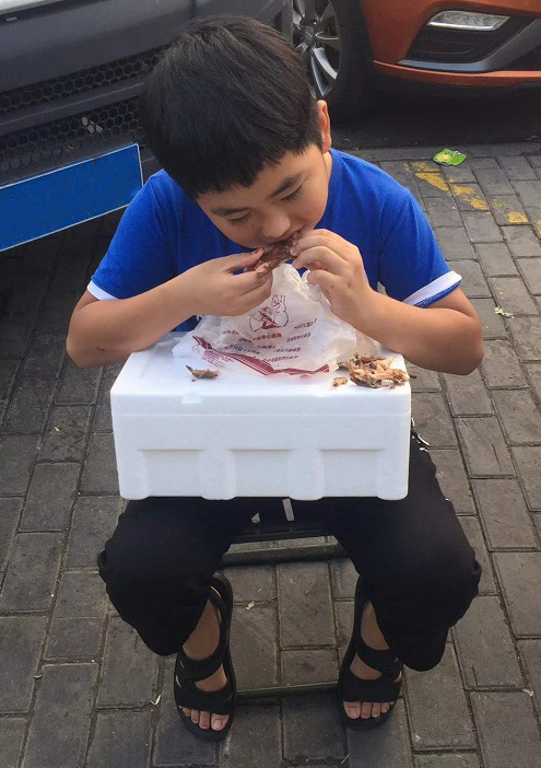 大街小巷火爆的電烤雞架美食，孩子們都喜歡吃